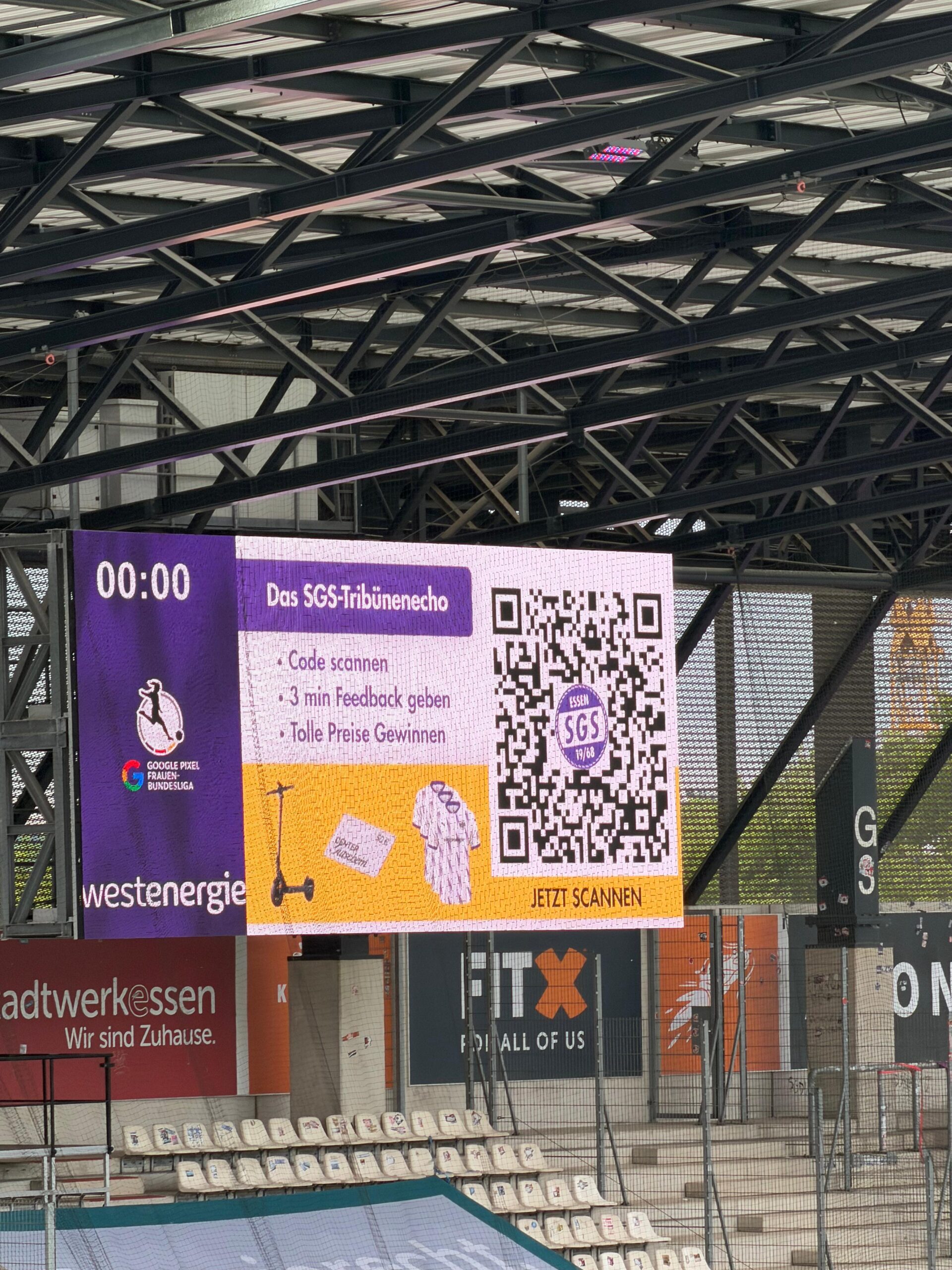 Das SGS-Tribünenecho auf der Stadion-Anzeigetafel mit QR-Code